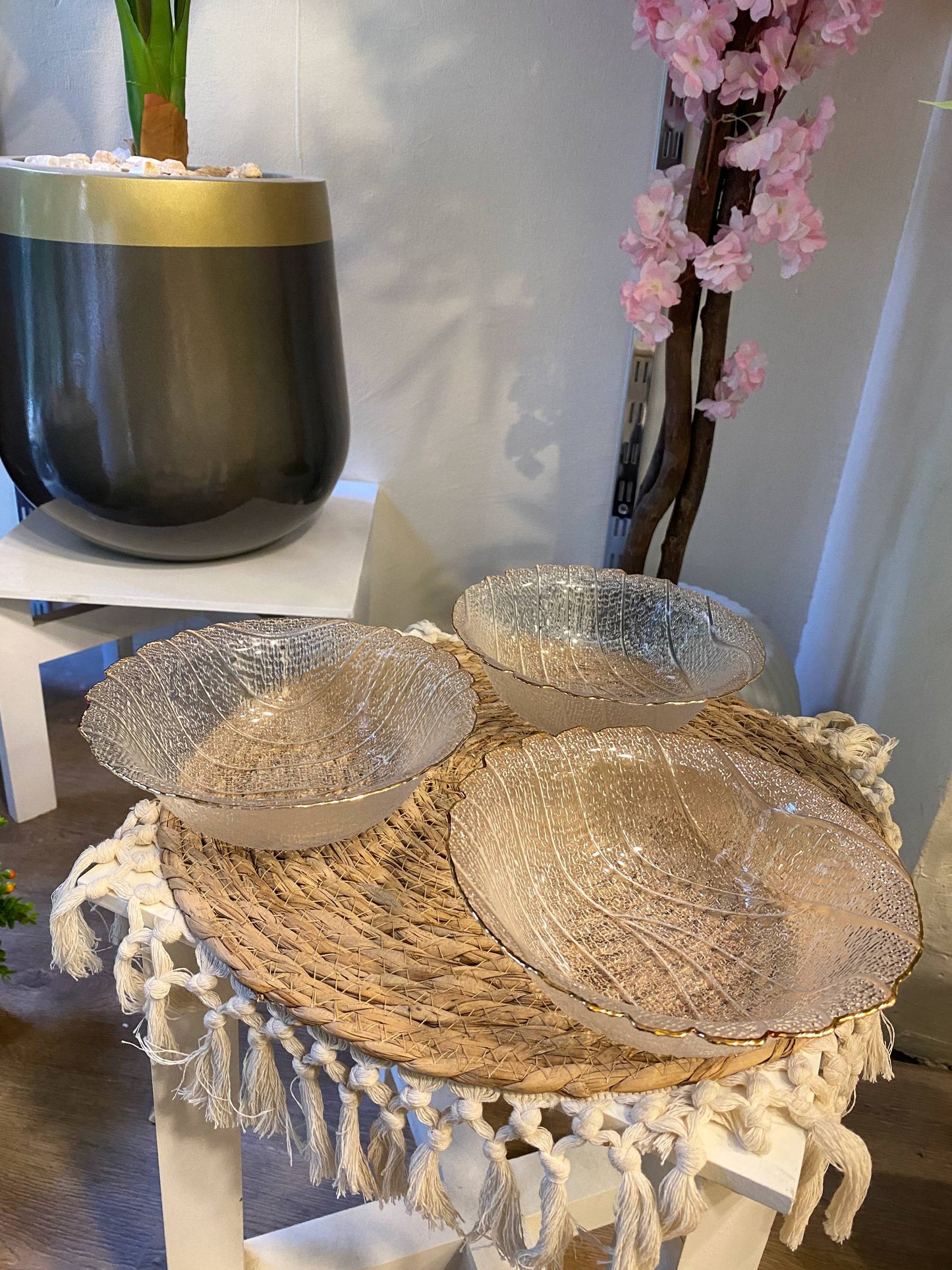 Imported Heat-Resistant Glass Bowl – Leaf Design with Gold Rim (19 cm)