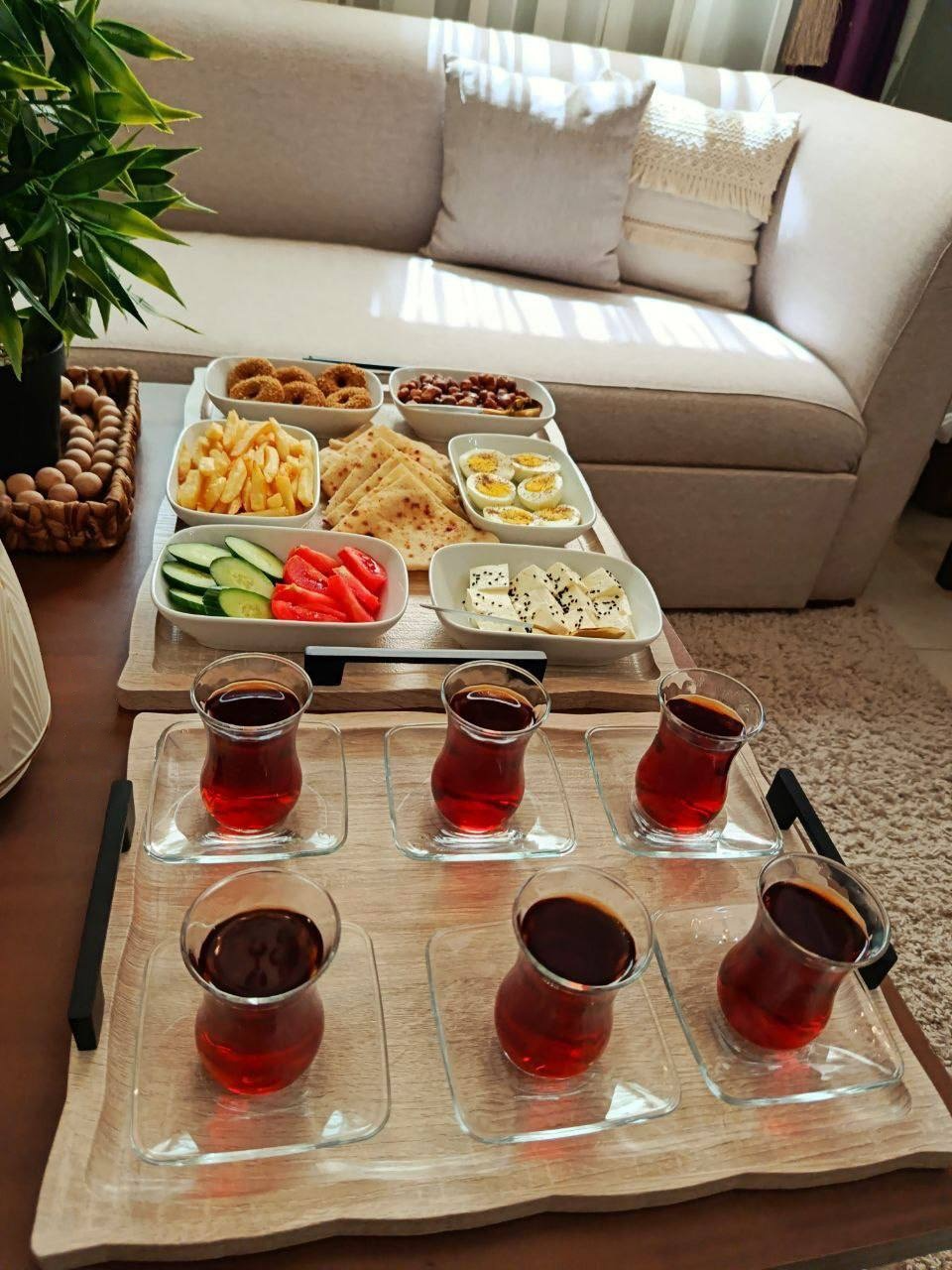 Elegant Wooden Serving Tray – Romantic Breakfast & Coffee Moment Design